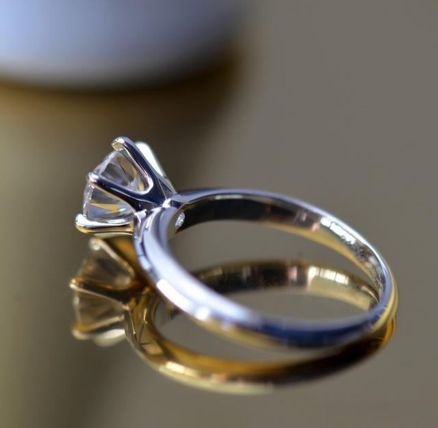 Jewea custom-designed classic six-prong diamond ring, featuring a timeless setting that securely holds the diamond while maximizing its brilliance.