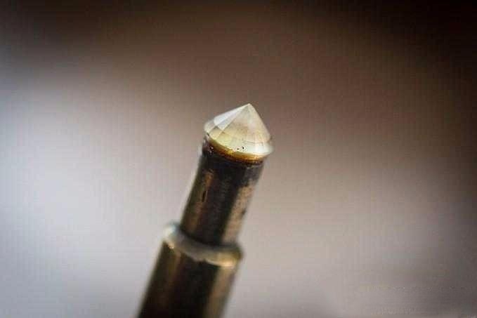 Polishing the waist facets of the gemstone layer by layer to achieve a smooth and reflective surface