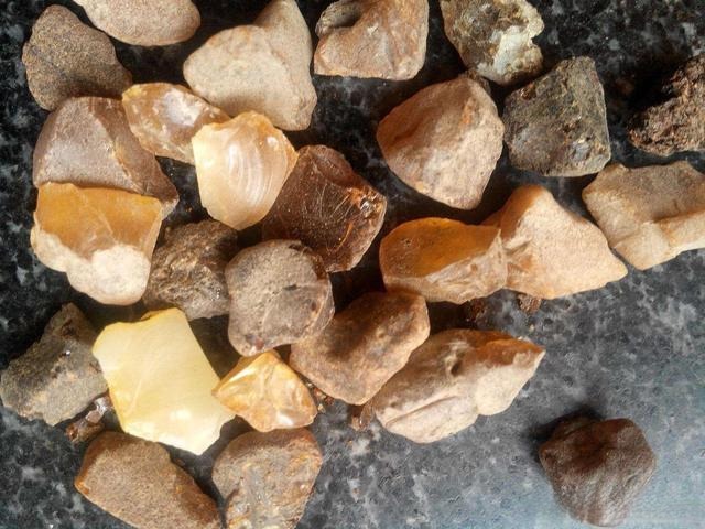 Raw amber stone, often imitated in the market using materials like "Mali San," copal resin, or plastic, resembling genuine amber.