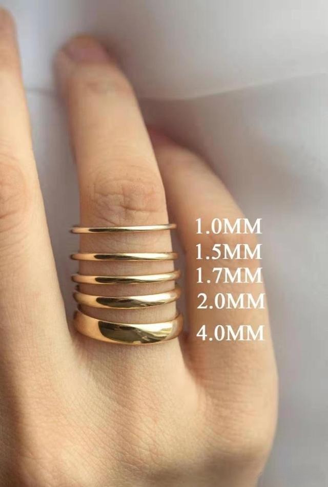 Visual comparison of different ring band widths on a finger, showing how thin and thick bands look when worn.