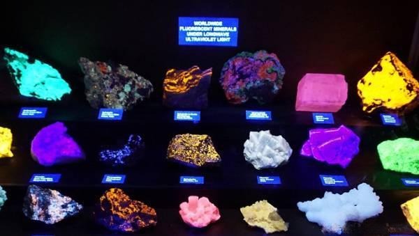 Ruby showing red-orange fluorescence under ultraviolet light, highlighting how fluorescence can enhance the gem’s color and brilliance.