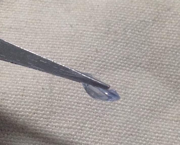 Side view of a sapphire gemstone showing a typical example of windowing, with a shallow pavilion causing reduced color saturation in part of the stone.