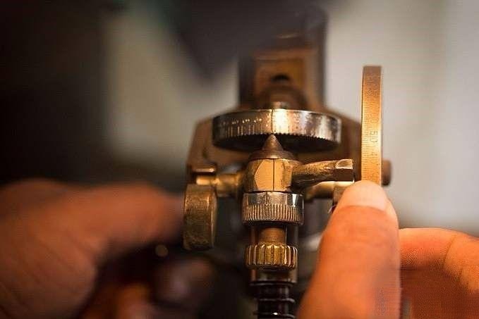 Setting the gemstone angle to 34° 62′ on the faceting machine for precise cutting