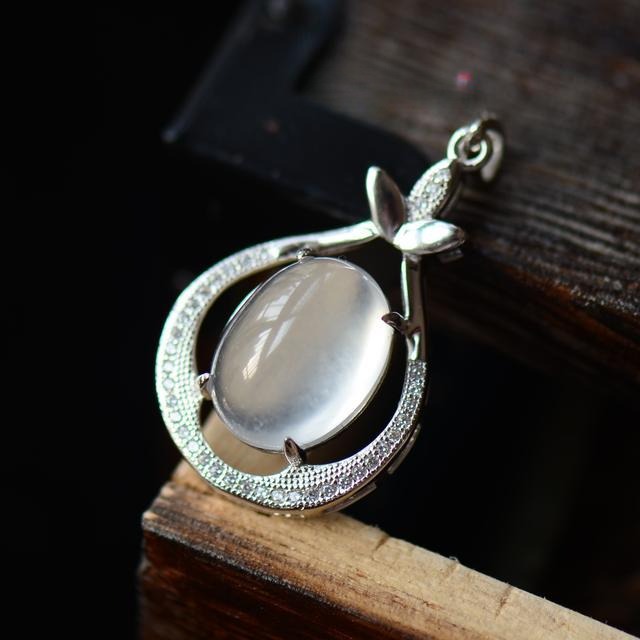 Necklace pendant made of Shui Mo Zi (water bubble stone), a low-quality jade imitation, with smooth texture and jade-like appearance.