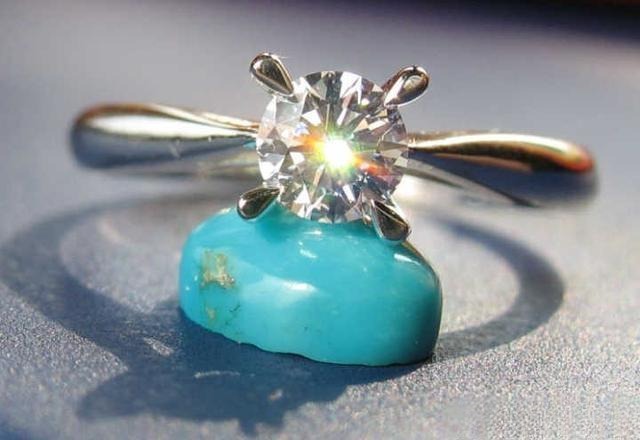 Diamond ring showcasing beautiful fire and brilliance, highlighting the effect of a well-proportioned cut.