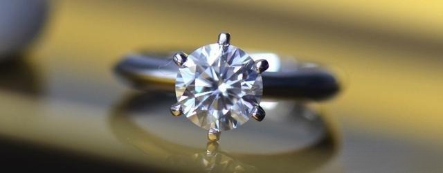 A ring featuring a square prong setting design, with the diamond securely held by four prongs, offering a modern and sophisticated look.