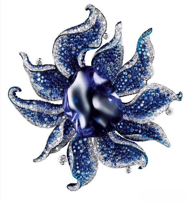 Floral-shaped brooch with intricate  design and elegant craftsmanship