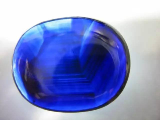 A single Chang Le Sapphire viewed under transmitted light, clearly showing its characteristic internal blue color zoning.