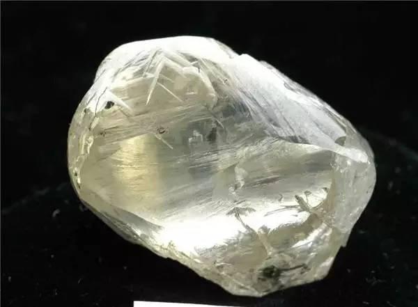 The massive Changlin Diamond, weighing158.786 ct, exhibits a pale yellow color, high purity, and exceptional water-like transparency.