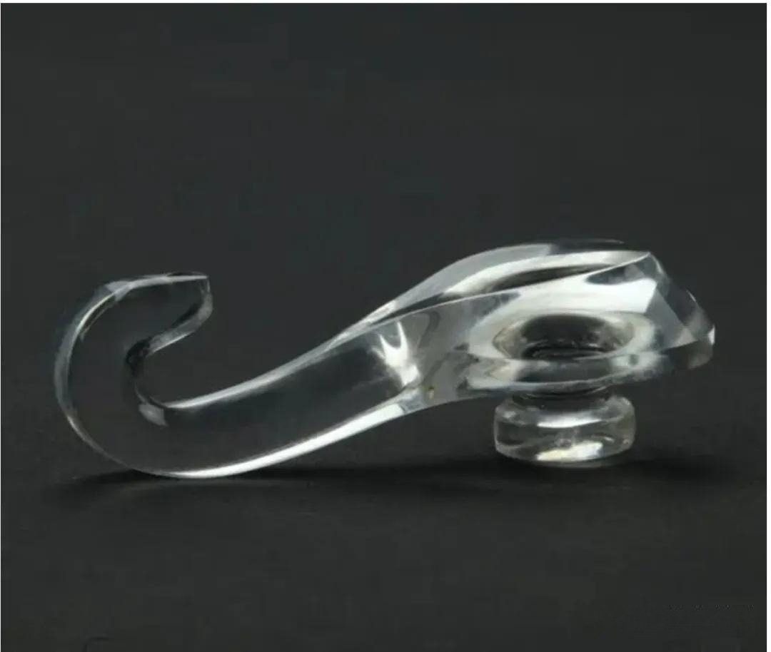 A crystal belt hook carved from a single flawless crystal, excavated from the Tomb of Liu Fei, still smooth and translucent, dazzling to this day.