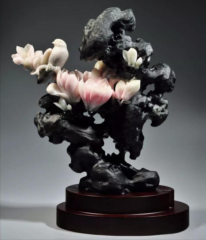 Exquisite Nanyang Dushan Jade carving "Fang Hua," depicting a small bird resting on a magnolia branch, utilizing the stone's color layers.