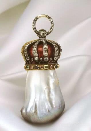 Hope Pearl, 450 carats, 2.5 inches (6.35 cm) long, with a circumference of 8.25–11.5 cm, showcasing its rare and magnificent form.