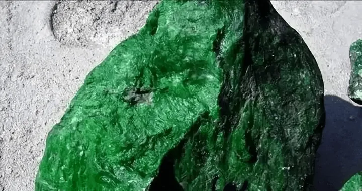 Jewea Tie Long Sheng jadeite rough stone, chromium-rich jadeite mineral