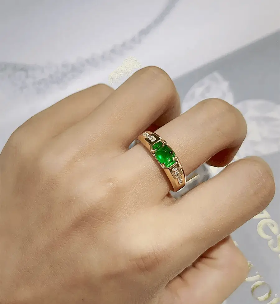 Jewea Custom 1-carat natural emerald sugarloaf cut unisex ring, set in 18K gold with natural diamonds, showcasing high-end custom design and stable quality.