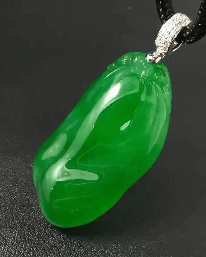 Jewea custom waxy jadeite pendant, smooth and opaque, fine texture