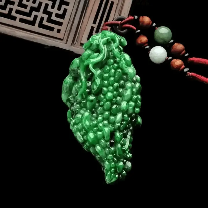 Jewea dry green jadeite pendant, rich in chromium, high density with distinctive texture