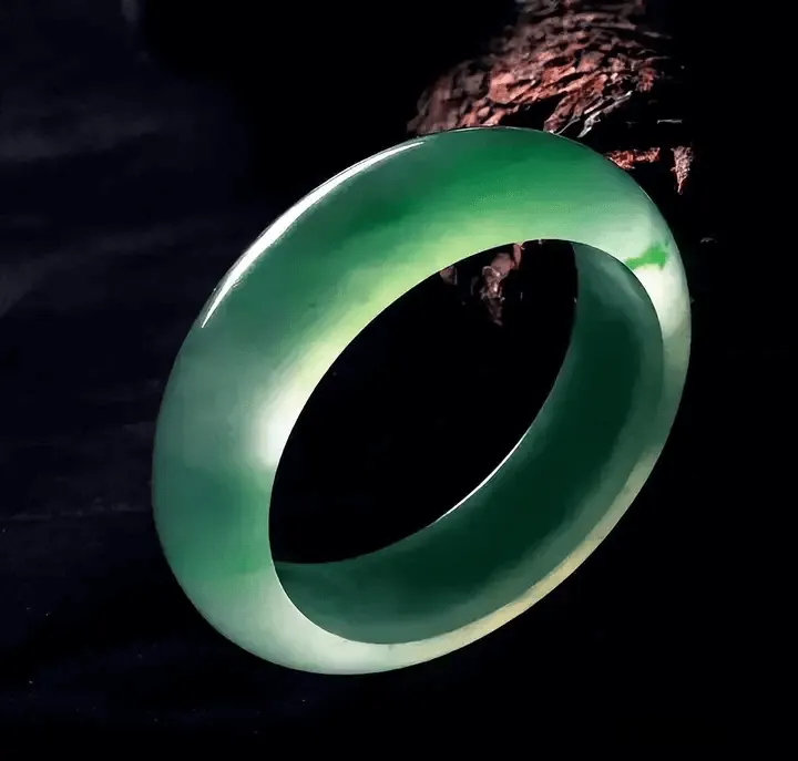 Old pit jadeite bangle from Jewea with fine texture and high transparency
