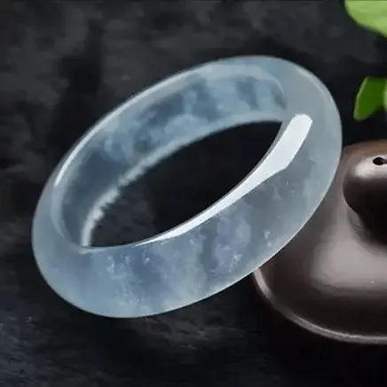 Jewea snowflake Mian jadeite bangle showing white cotton-like inclusions, natural internal crystal features – Jadeite Buying Guide
