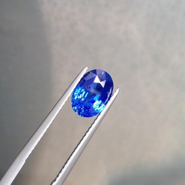 Jewea' unheated Cornflower Blue Sapphire from Sri Lanka, showcasing the rare and highly valued pale blue hue of Ceylonese origin.