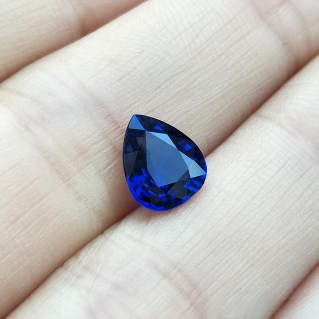 Jewea' unheated Royal Blue pear-shaped sapphire from Sri Lanka, showcasing a high-value Ceylonese sapphire example.
