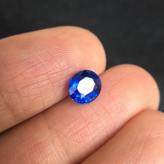 Jewea' unheated Royal Blue Sapphire from Sri Lanka, representing a high-quality Ceylonese stone, used to contrast Madagascar or heated sapphires.