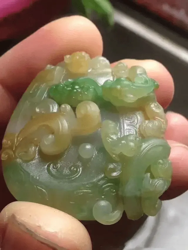 Two-color jadeite carving, showcasing combinations like purple and green, yellow and green, or purple and yellow – Jadeite Buying Guide.