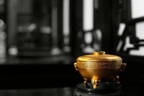 Laopu Gold incense burner handcrafted with traditional Chinese Gu Fa techniques, showcasing intricate design and classic craftsmanship