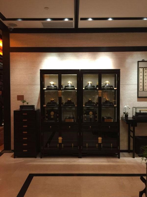 Laopu Gold store interior showcasing traditional Beijing elegance and exquisite craftsmanship in every detail
