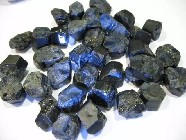 Chinese Shandong Gemstones: Exceptionally large and clean rough Chang Le Sapphire crystals, noted for their near-perfect formation and low impurity levels.