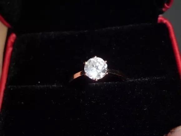 Close-up of a milky diamond ring showing cloud-like inclusions and reduced brilliance.