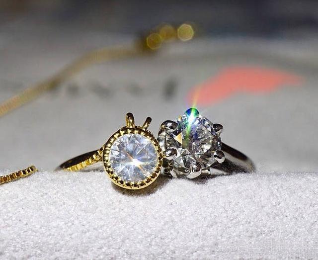 Comparison of two diamond rings: left is a typical milky diamond, right is a clear diamond showing brilliance