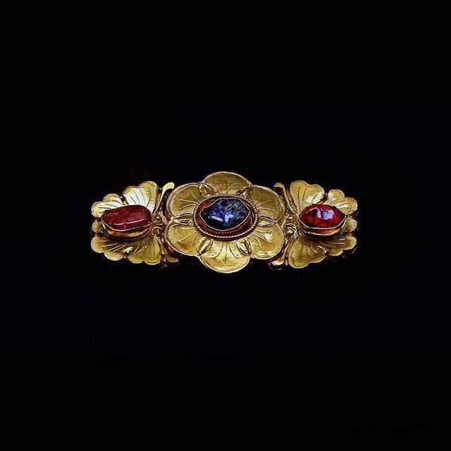Ming Dynasty gold buckle with gemstone inlay, butterfly and plum blossom motifs, handcrafted using traditional gold inlay techniques
