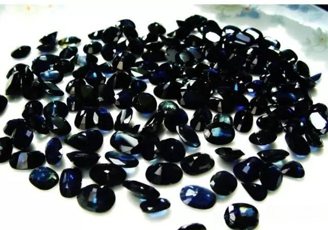 Shandong Changle "black-blue" sapphire viewed in natural light, showcasing its deep blue and blue-black hues.