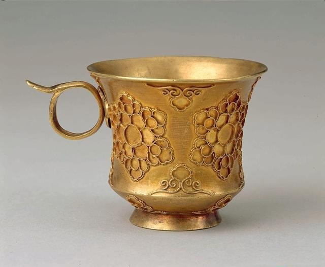 Tang Dynasty gold cup featuring intricate floral inlay pattern, showcasing traditional Chinese goldsmith craftsmanship