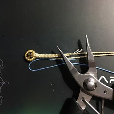 Illustration showing the Beading Thread folded and the Pearl Thread positioned with a small loop, ready for the coiling process.