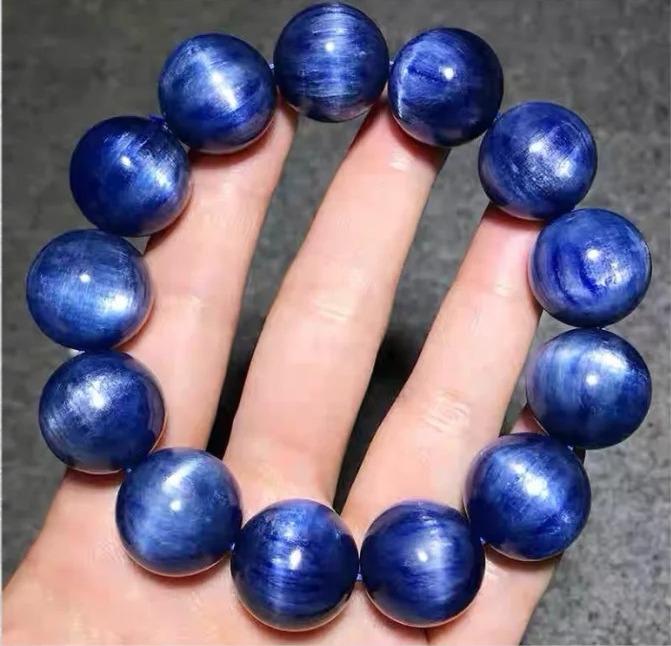 Jewea high-grade blue gemstone bracelet featuring exceptional transparency and a sharp, vivid cat-eye effect.