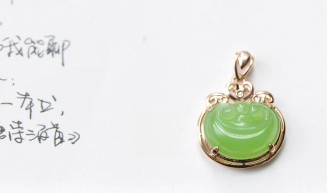 Jewea Apple Green Ruyi Nephrite pendant.
