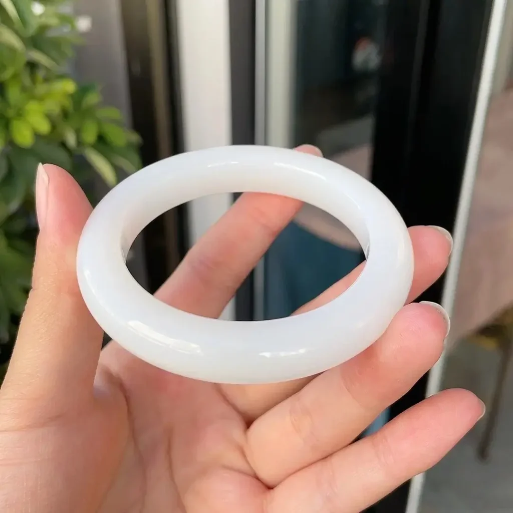 A handcrafted white Mountain Material jade bangle by Jewea.
