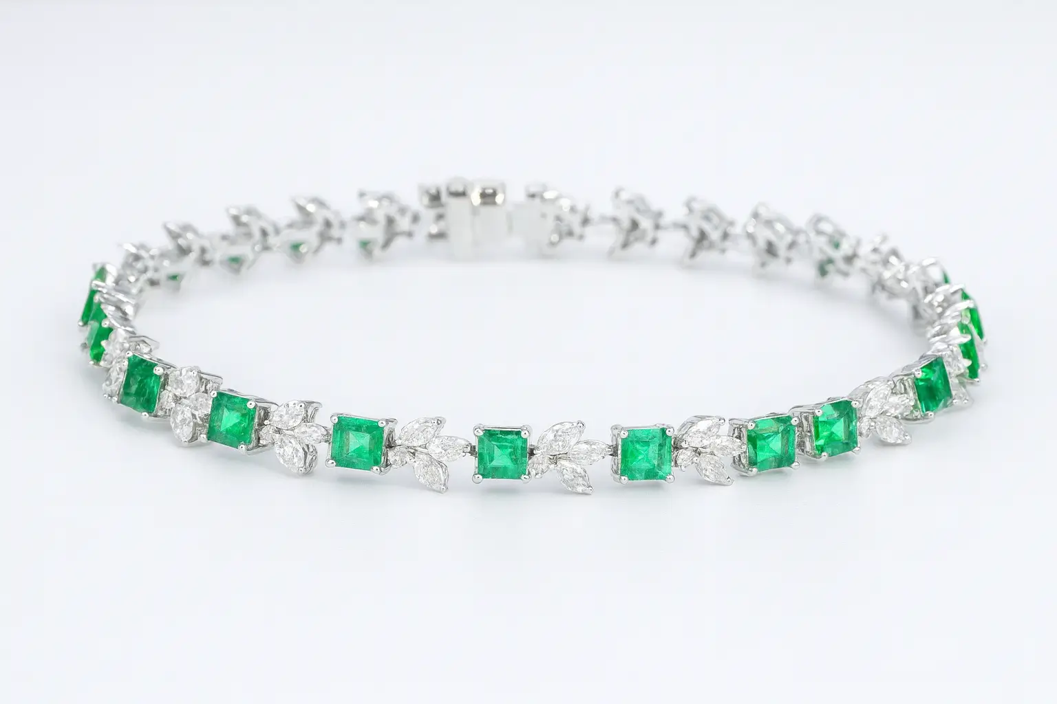 Featured image: Custom 18k gold bracelet by Jewea, meticulously set with natural emeralds and brilliant cut diamonds.