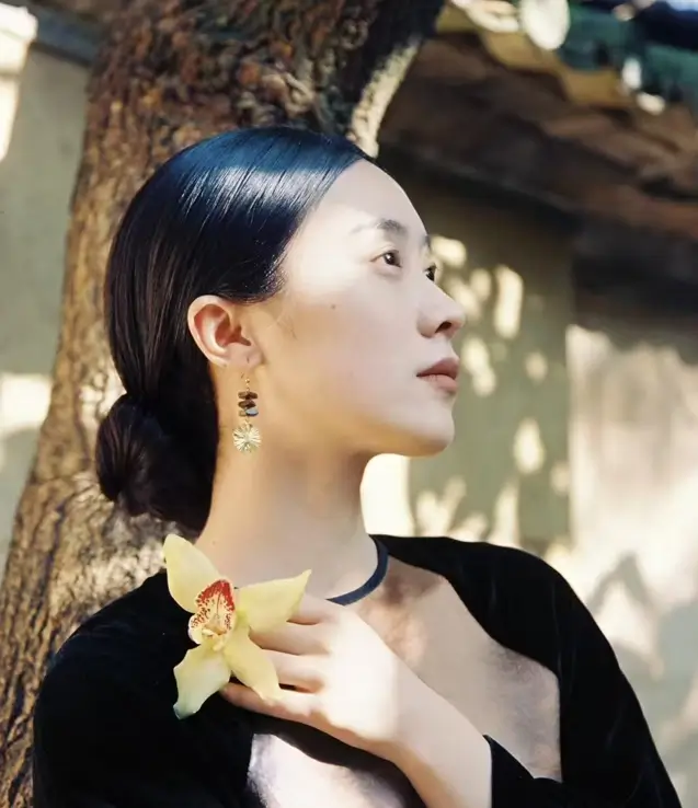 jewea handmade vintage brass earrings model wearing natural branch design jewelry
