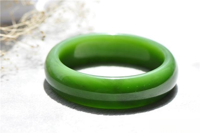 Jewea Premium Spinach Green Russian Nephrite bangle.