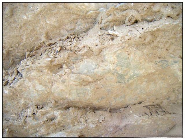 A prominent white Hetian jade vein embedded in Kunlun bedrock.