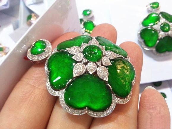 Yongchu jade pendant appearing vivid under lighting due to thin cutting and selective presentation.