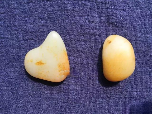 Comparison of two Ziyu (seed jade) stones showing age: the round stone (right) is mature, the oddly shaped stone (left) is newly fractured.