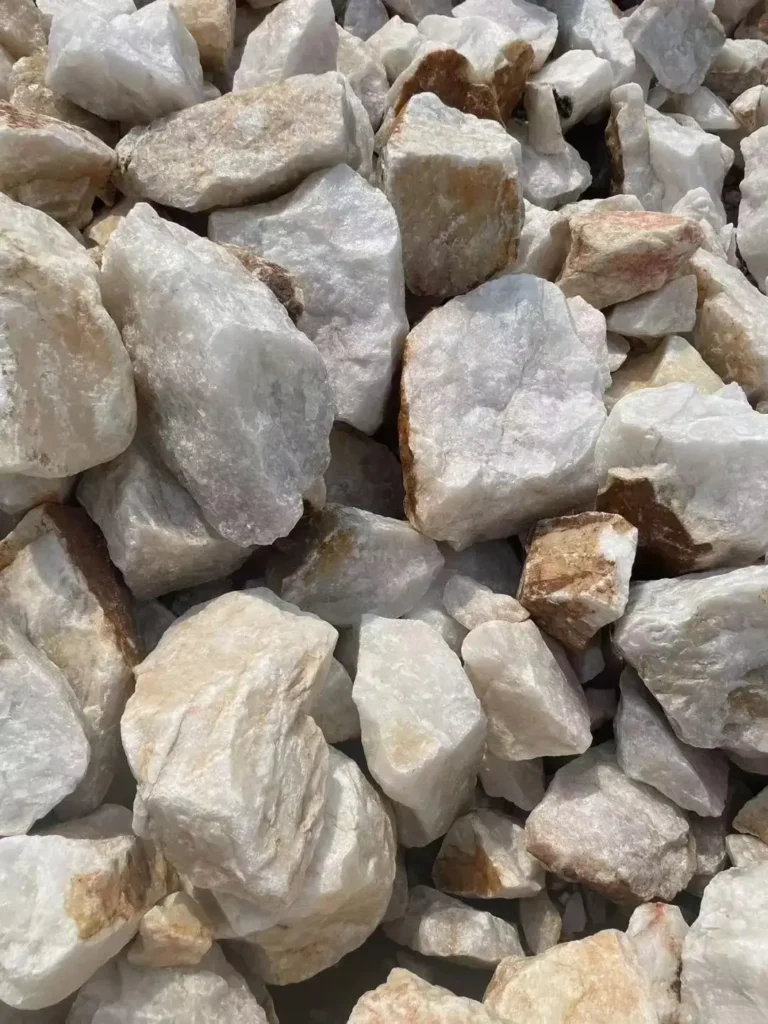 Macro shot of a Yunnan quartzite raw stone, primarily composed of silicon dioxide SiO2.