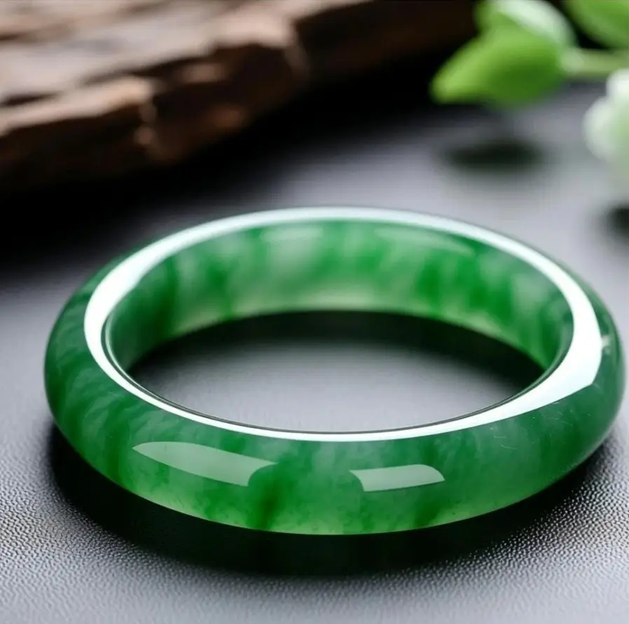 A classic emerald green  bracelet with glassy luster and semi-translucency.