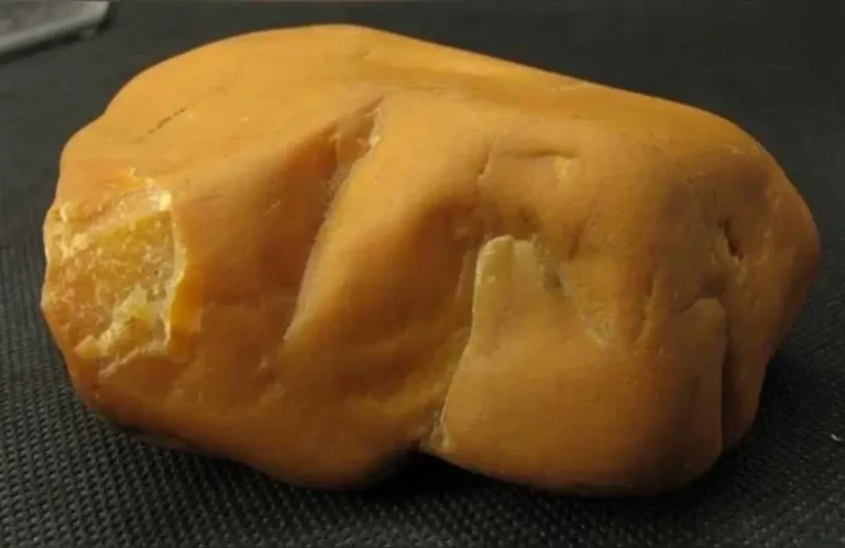 Raw Huanglong Jade, a macro-crystalline quartzite mineral specimen from Longling, Yunnan.