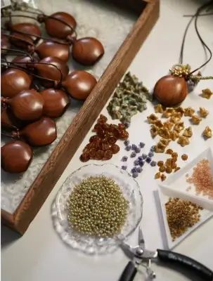 Jewea “Renjian Caomu” handmade wooden vase long necklace – natural wood, glass beads and gemstone materials