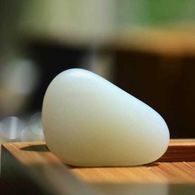 A raw Hetian Nephrite seed jade stone with exceptional fineness and a natural, waxy oiliness.