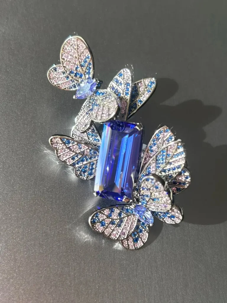 A Tanzanite brooch sparkling in sunlight with vibrant blue and violet pleochroism.